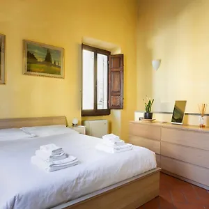 Cozy Classic Italian House Near Santa Croce, On The Lungarno Florencia